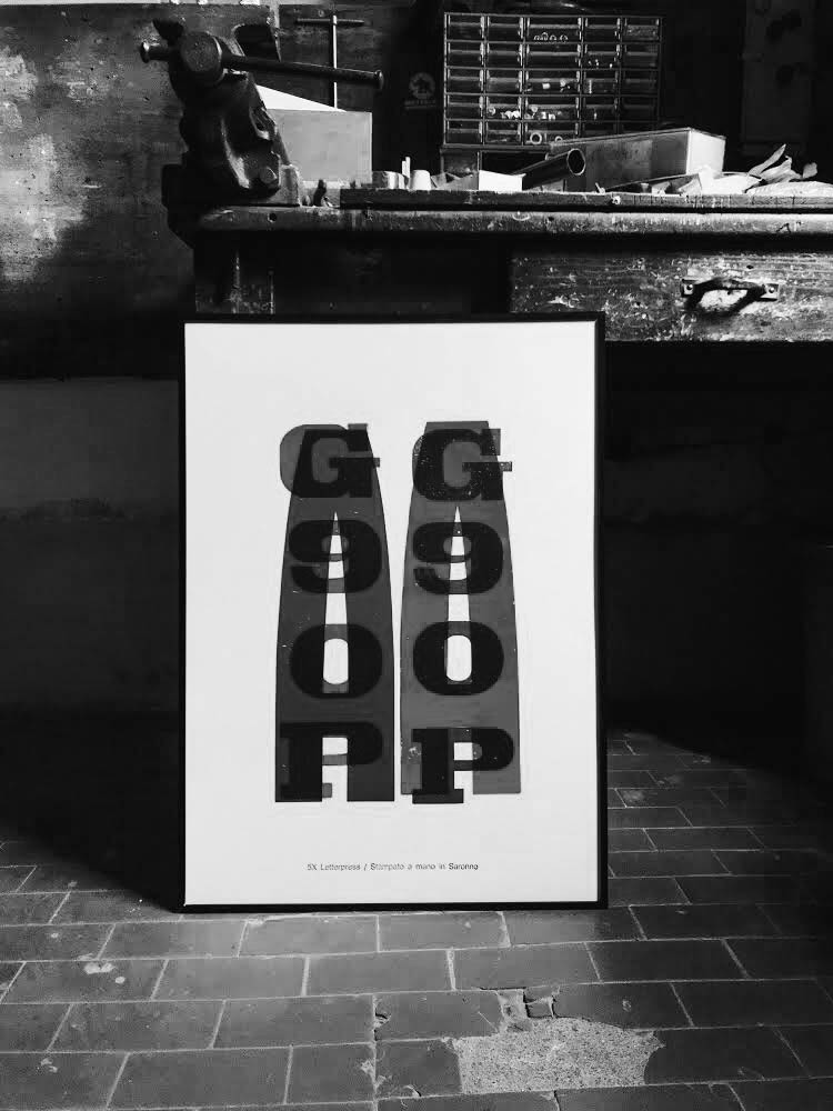 image of the seller libri finti clandestini at market fair